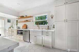 360 Howe St, Seattle, WA 98109 - Photo 12