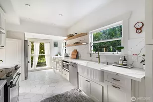 360 Howe St, Seattle, WA 98109 - Photo 10