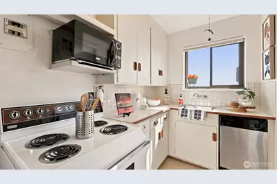 2450 Dexter Avenue N #303, Seattle, WA 98109 - Photo 18