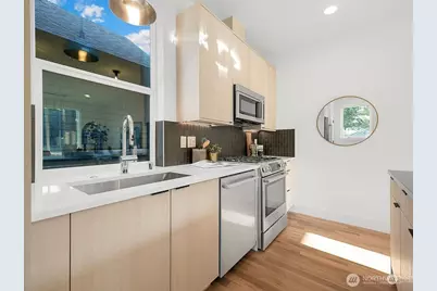 762 N 65th Street #B, Seattle, WA 98103 - Photo 8