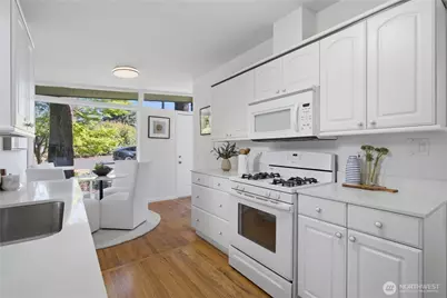 12039 SE 42nd St, Bellevue, WA 98006 - Photo 8