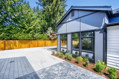 13024 Corliss Avenue N, Seattle, WA 98133 - Photo 2
