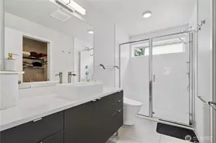 11530 Greenwood Ave N, Seattle, WA 98133 - Photo 16