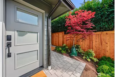 6030 41st Avenue NE, Seattle, WA 98115 - Photo 2