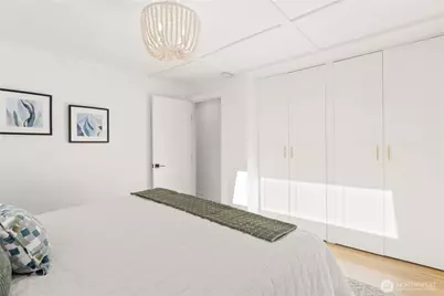 3235 W Viewmont Way W, Seattle, WA 98199 - Photo 12