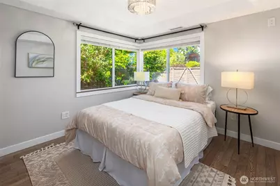 10025 Ashworth Avenue N, Seattle, WA 98133 - Photo 16