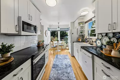 8215 4th Avenue NE, Seattle, WA 98115 - Photo 12