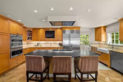 2555 Magnolia Boulevard W, Seattle, WA 98199 - Photo 12