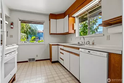 5900 34th Avenue SW, Seattle, WA 98126 - Photo 2