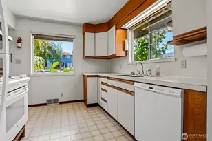 5900 34th Ave SW, Seattle, WA 98126 - Photo 2