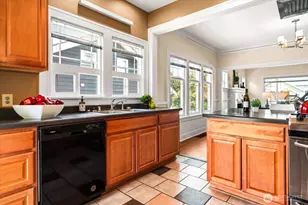 127 NE 58th St, Seattle, WA 98105 - Photo 18