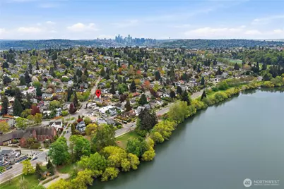 6238 Woodlawn Avenue N, Seattle, WA 98103 - Photo 2
