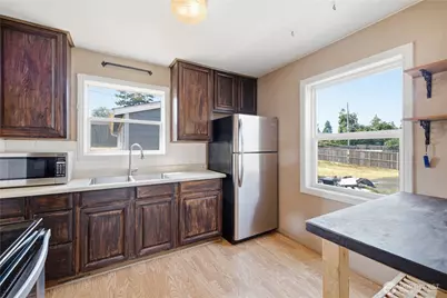 9831 33rd Avenue SW, Seattle, WA 98126 - Photo 2