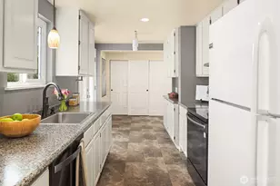 211 N 160th St, Shoreline, WA 98133 - Photo 10