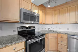1601 Taylor Ave N, Seattle, WA 98109 - Photo 12