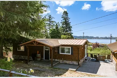 854 Burroughs Avenue, Oak Harbor, WA 98277 - Photo 2