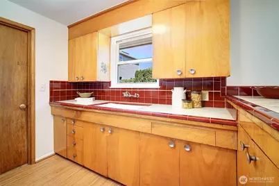 1924 NE 130th Place, Seattle, WA 98125 - Photo 10