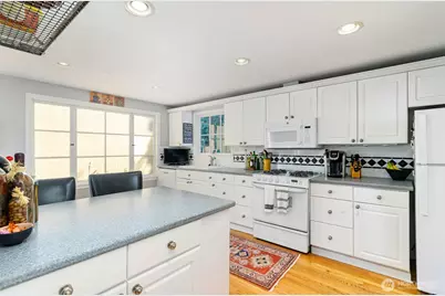 5051 Harold Place NE, Seattle, WA 98105 - Photo 8
