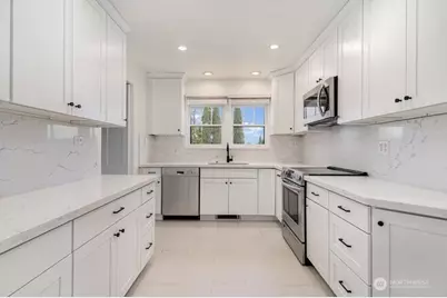 2906 Harvard Avenue E, Seattle, WA 98102 - Photo 12