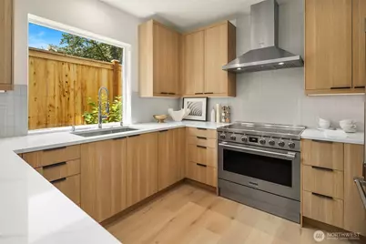 533 N 70th Street, Seattle, WA 98103 - Photo 6