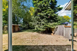 9227 Palatine Ave N, Seattle, WA 98103 - Photo 22