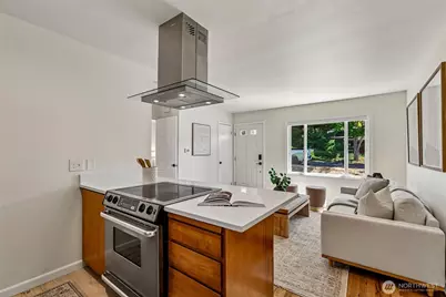 9227 Palatine Avenue N, Seattle, WA 98103 - Photo 10