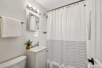 9227 Palatine Avenue N, Seattle, WA 98103 - Photo 16