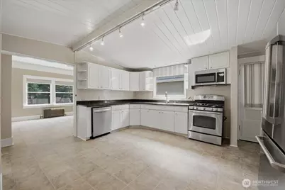 1532 5th Avenue W, Seattle, WA 98119 - Photo 10