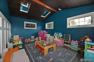 9556 Phinney Ave N, Seattle, WA 98103 - Photo 16