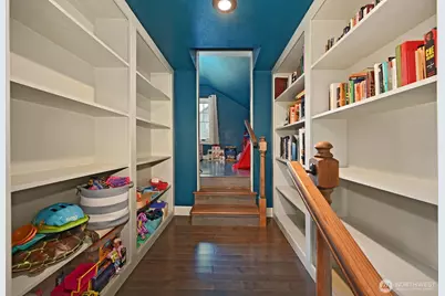 9556 Phinney Avenue N, Seattle, WA 98103 - Photo 14