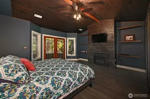 9556 Phinney Ave N, Seattle, WA 98103 - Photo 18