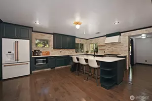 9556 Phinney Ave N, Seattle, WA 98103 - Photo 10