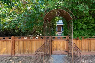 9556 Phinney Ave N, Seattle, WA 98103 - Photo 2