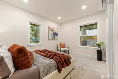 10733 Interlake Avenue N, Seattle, WA 98133 - Photo 12