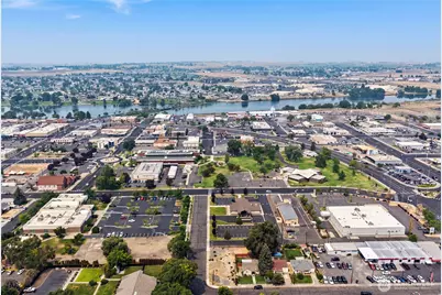 402 E Walnut Avenue, Moses Lake, WA 98837 - Photo 4