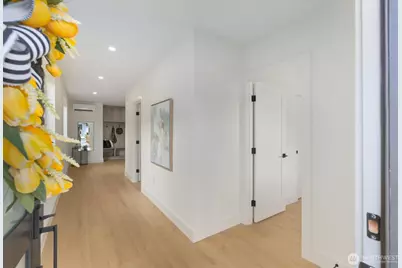 11748 Dayton Avenue N, Seattle, WA 98133 - Photo 4