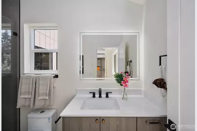11746 Dayton Avenue N, Seattle, WA 98133 - Photo 22