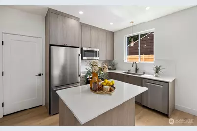 11746 Dayton Avenue N, Seattle, WA 98133 - Photo 10
