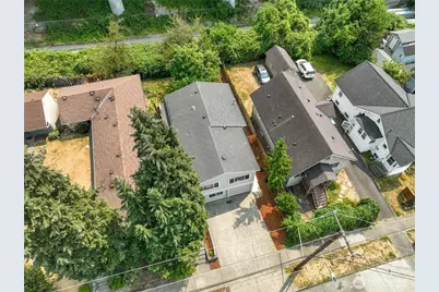 4042 5th Avenue NE, Seattle, WA 98105 - Photo 2