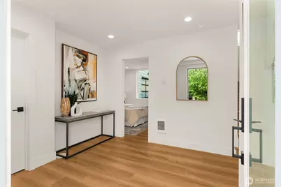 7403 Dayton Avenue N, Seattle, WA 98103 - Photo 2