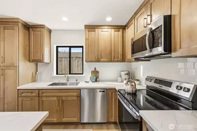 526 N 100th Street, Seattle, WA 98133 - Photo 10