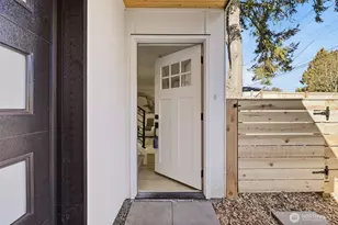 526 N 100th St, Seattle, WA 98133 - Photo 4