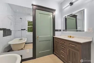 2109 Aurora Avenue N, Seattle, WA 98109 - Photo 18