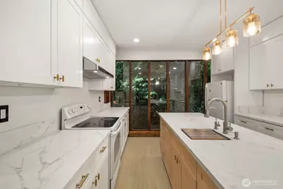 2109 Aurora Avenue N, Seattle, WA 98109 - Photo 12