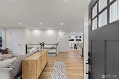 813 NE 125th Street, Seattle, WA 98125 - Photo 2