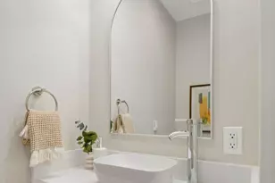 825 NE 105th St, Seattle, WA 98125 - Photo 6