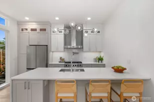 825 NE 105th St, Seattle, WA 98125 - Photo 10