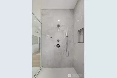 825 NE 105th Street, Seattle, WA 98125 - Photo 20