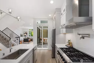 825 NE 105th St, Seattle, WA 98125 - Photo 12