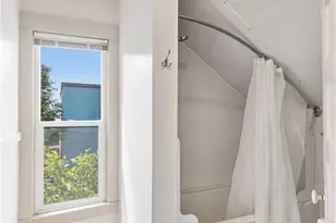 709 NE 43rd St, Seattle, WA 98105 - Photo 2